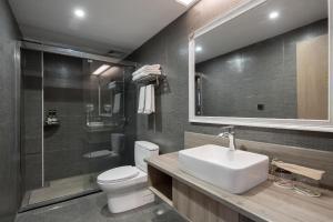 凤凰莫林风尚酒店凤凰古城沱江店的一间带水槽、卫生间和淋浴的浴室