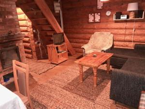 AinjaKäbi Holiday Homes的带沙发和咖啡桌的客厅