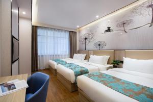 凤凰莫林风尚酒店凤凰古城沱江店的酒店客房设有三张床和一张书桌