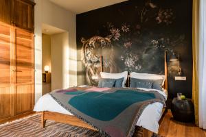 霍恩巴赫霍恩巴赫克劳斯特酒店的卧室配有一张大床,墙上挂有绘画作品