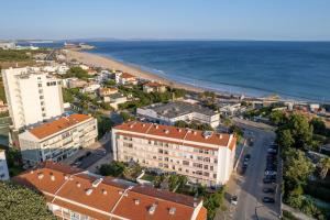 卡尔卡维洛斯NEW Estrela da Praceta Apt w/ 3 Suites & Oceanview的享有城市和海滩的空中景致