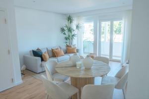 卡尔卡维洛斯NEW Estrela da Praceta Apt w/ 3 Suites & Oceanview的客厅配有桌子和沙发