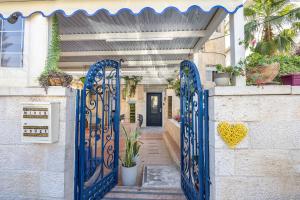 耶路撒冷Mike's House Jerusalem的通往植物之家的蓝色门