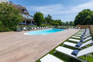 圣马丁奥克斯查Les Jardins de Deauville的一个带躺椅的大型游泳池和一个游泳池