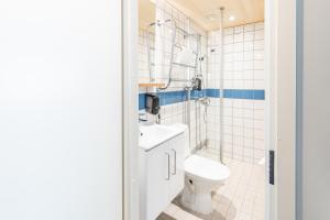 维耶鲁迈基Sporttihotelli Pihkala的白色的浴室设有卫生间和水槽。