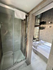 什切青Hausboot - Domy na wodzie - Houseboat Porta Mare - Odradream的一间带玻璃淋浴的浴室和一张床