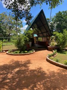 锡吉里亚The View Hotel Sigiriya的公园内有凉亭的房子
