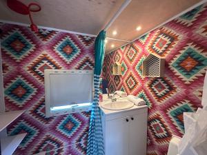 亚斯塔尔尼亚Przyczepy Kempingowe OSK LOK by Q4Camp的一间带水槽和彩色墙壁的浴室