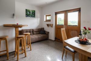 博德森特克Vila Emina的客厅配有沙发和桌子