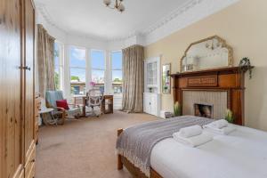 爱丁堡Marchmont Traditional Apartments的一间卧室设有一张大床和一个壁炉