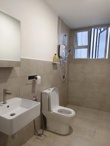 关丹Valley Suites by WyattHomes的浴室配有白色卫生间和盥洗盆。