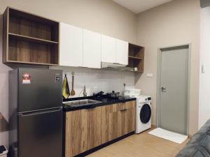 关丹Valley Suites by WyattHomes的厨房配有冰箱和洗衣机。