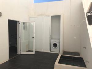 塞博河畔卡莱塔Duplex La Graciosa的一间带洗衣机和洗衣机的浴室