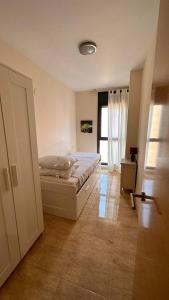 霍斯皮塔勒·德尔英福Apartamento con vista en L'Hospitalet del Infant的一间带床的卧室,位于带窗户的房间内