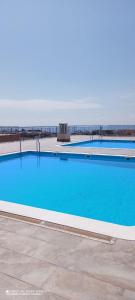 霍斯皮塔勒·德尔英福Apartamento con vista en L'Hospitalet del Infant的一个蓝色的大型游泳池,背景是大海