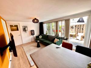亨厄洛Residentie de Eikhof的客厅配有绿色沙发和桌子