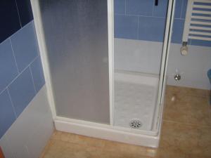 米兰Flat in Milan 3的浴室里设有玻璃门淋浴