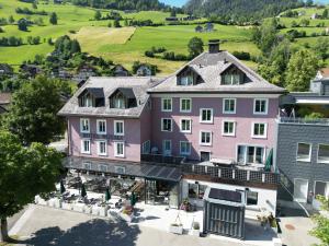 Alt Sankt Johann洛斯里酒店餐厅的山丘上旅馆空中的景致