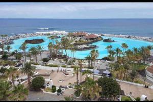 拉克鲁斯Estudio Ático Sol y Playa piscina的享有带大型游泳池的度假村的空中景致