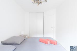 马赛Beautiful Appartement & Parking - Vieux-Port的一间卧室配有一张床,床上铺有粉红色的毛巾