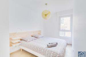 马赛Beautiful Appartement & Parking - Vieux-Port的白色的卧室设有床和窗户