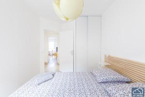 马赛Beautiful Appartement & Parking - Vieux-Port的白色卧室配有床和灯