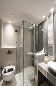 帕特雷卡斯特罗城旅馆的带淋浴、卫生间和盥洗盆的浴室