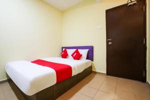 万津Happy Inn Hotel的一间卧室配有一张带红色枕头的大床
