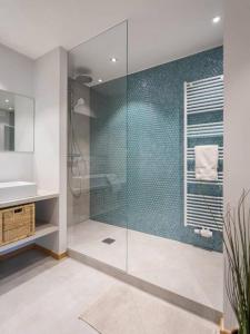 卢森堡Renovated 2 Bedroom Apartment with Parking & AC的一间带玻璃淋浴和水槽的浴室