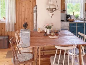 格内斯塔Holiday home Gnesta II的厨房配有木桌和椅子