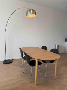 马斯特里赫特New and modern apartment in the city center的一张带黑色椅子和灯的木桌