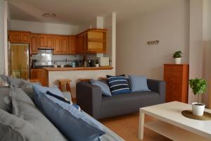 圭马尔港Apartamento Salitre的带沙发的客厅和厨房