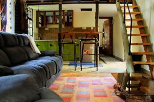 纳纽基The Murana Chalet的带沙发的客厅和厨房