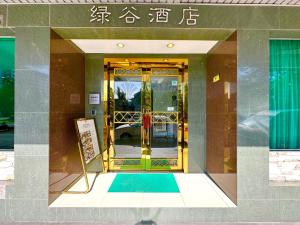 哥打京那巴鲁VALLEY HOTEL的带有旋转门的建筑物入口