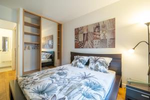 库尔布瓦Havre de paix - Appt avec terrasse的一间卧室配有蓝色和白色床单