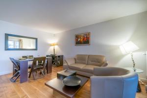 库尔布瓦Havre de paix - Appt avec terrasse的客厅配有沙发和桌子
