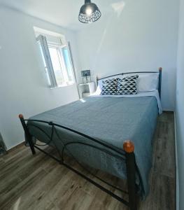 锡蒂亚Stone House的一间卧室配有一张带蓝色棉被的床