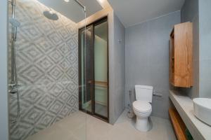 蔻立Khaolak Wanaburee Resort - SHA Extra Plus的带淋浴、卫生间和盥洗盆的浴室