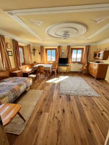 埃尔比格纳尔普Landhaus Geierwally的卧室配有一张床和一张桌子及椅子