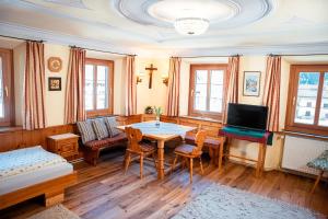 埃尔比格纳尔普Landhaus Geierwally的客厅配有桌子和沙发
