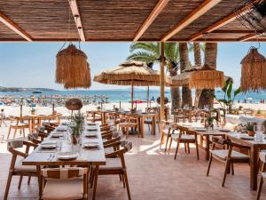 帕尔马诺瓦Zel Mallorca的海滩上的餐厅,配有桌椅