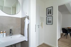 杜塞尔多夫Green Flat Düsseldorf First的白色的浴室设有水槽和镜子