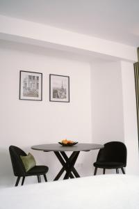杜塞尔多夫Green Flat Düsseldorf First的白色墙壁的客房内的桌椅