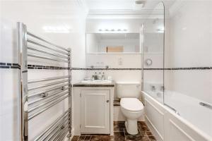 拜伯里Cotteswold House的白色的浴室设有卫生间和水槽。