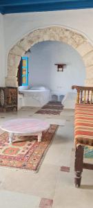 乌姆苏克Dar Michèle Djerba的一间配有沙发的房间和一张长凳
