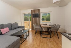 蓬高地区埃本Kesselgrubs Apartements Ski & Badeglück的客厅配有沙发和桌子