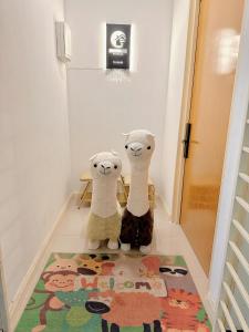 努沙再也MyHomeStay@JB LEGOLAND的两个塞满东西的动物坐在走廊的地毯上