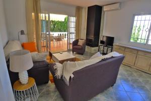 内尔哈Villa Golondrinas - Private villa to sleep 6的客厅配有沙发和桌子