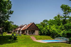 KékkútOszter-ház Kékkút的庭院中带游泳池的房子