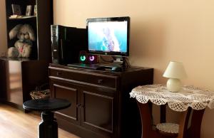 利耶帕亚STONE GARDEN 2的配有电视和带凳子的桌子的房间